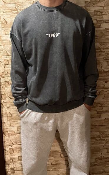 qizil ve brilliant komplektler: Qaranlıq boz rəngdə, rahat kəsimli unisex svitşot. Ön hissədə “1989” — 1