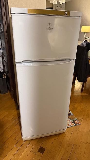 oluxana kom: Indesit iki qapılı soyuducu - Üst qapıda ayrıca dondurucu bölmə — 1
