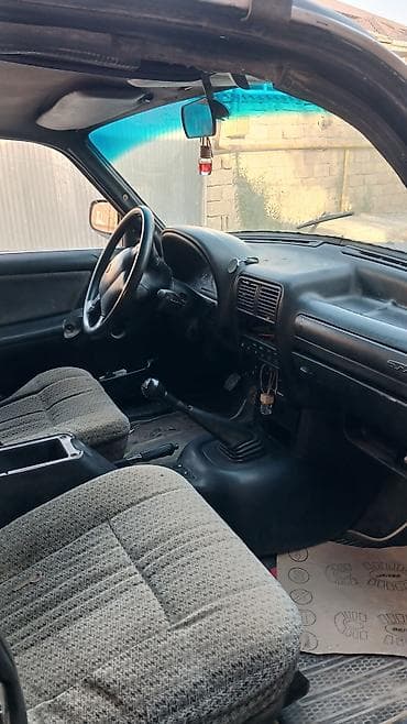 raf 4: QAZ 3110 Volga: 2.4 l | 2001 il 363998 km Sedan — 8