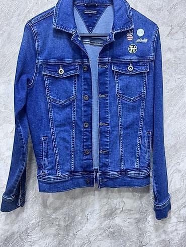 - Mavi cins gödəkçə - Klassik düz kəsim, qatlanan yaxalıq - Ön hissədə