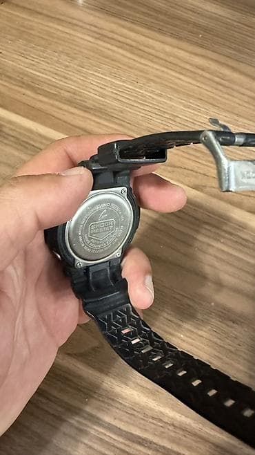 Aksesuarlar: Casio G-Shock qol saatı - Brend/model: Casio G‑Shock (orijinal), arxa — 1