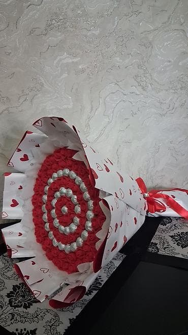 Qırmızı güllər və şokolad konfetlərindən hazırlanmış böyük buket - — 1