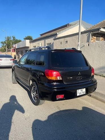mitsubişi l 200: Mitsubishi Outlander, qara rəng, 5 qapılı krossover/SUV — 3