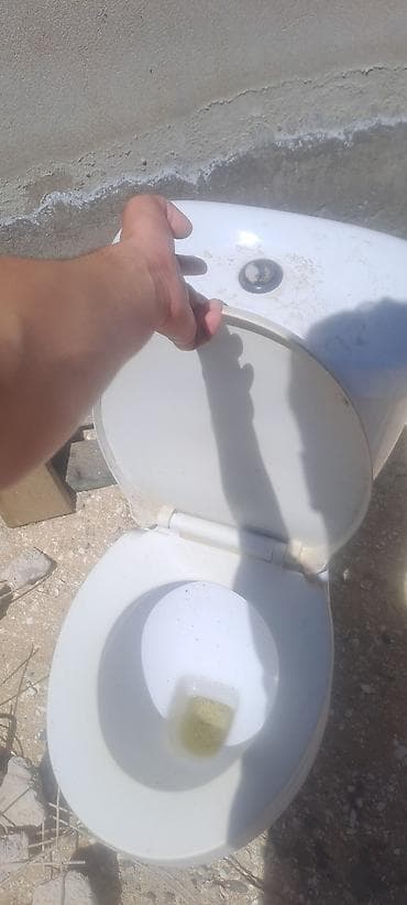 Tutqun düyməli baklı unitaz - Model: ikili “push-button” yuma düyməli