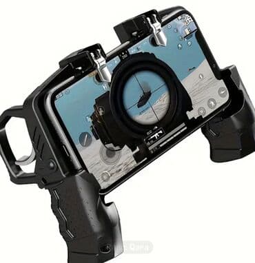 Qara rəngli mobil oyun nəzarətçisi. Telefonu sabitləmək üçün