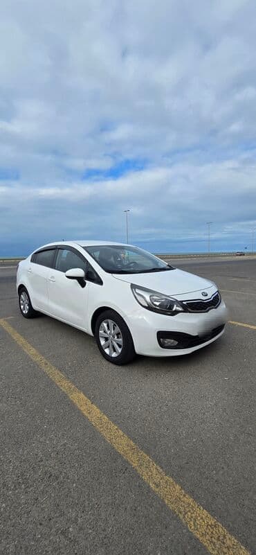 mersedes c 230: Kia Rio: 1.4 l | 2012 il Sedan — 2