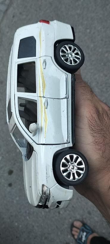 Искусство и коллекционирование: Ağ rəngli metal korpuslu Land Cruiser tipli oyuncaq SUV model maşın — 3