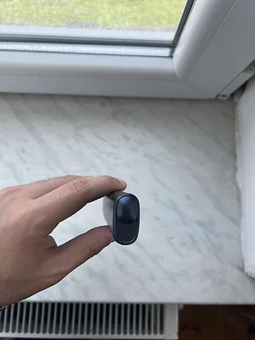 IQOS cihazı – tünd göy rəngdə, kompak tək gövdəli model — 3