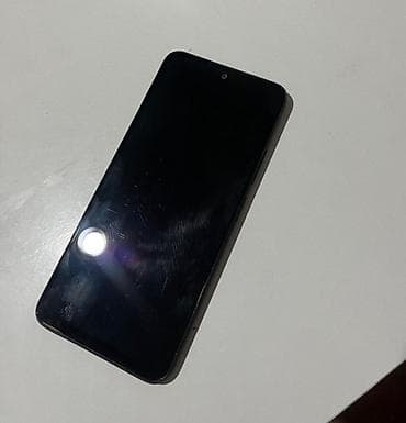 umi london: Smartfon – qara rəngdə, tam ekran ön panel Xüsusiyyətlər: - Korpus — 1