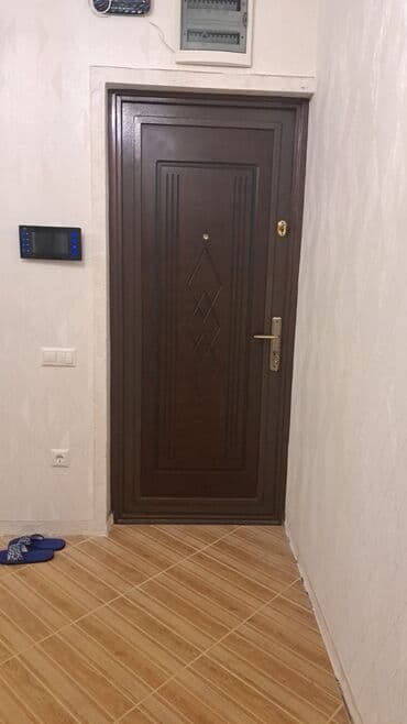 сейфовая входная дверь: Bu metal giriş qapısı möhkəm konstruksiyası və tünd rəngi ilə hər cür — 3