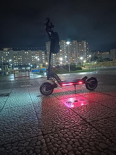 electro gitara: Elektrik skuter qara rəngdə, şəhərdaxili hərəkət üçün uyğun kompakt və — 2