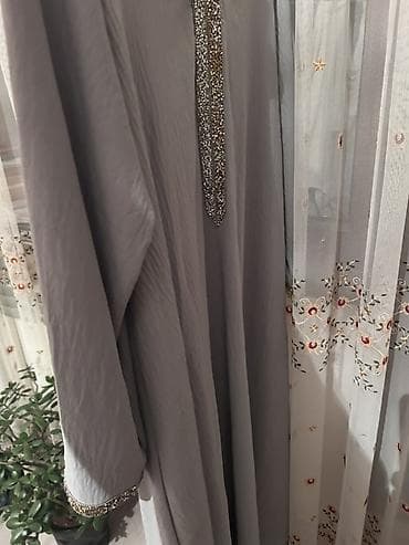 Boz rəngli, uzun və geniş kəsimli abaya/kaftan. Qollari ve boynu qasli — 4