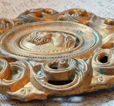 guzgu samdan: Qədimi divardan asılan şamdan. LATUN.
Hündürlük 32 sm.ağırdı — 6