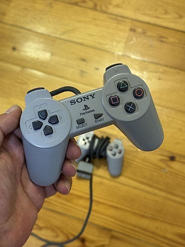 playst: Sony Playstation Fatt en birinci cixan modelin pultlari jostikleri — 1