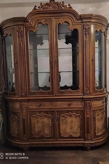 Klassik üslubda iri vitrin-bufet - Material: kütləvi ağac (oyma