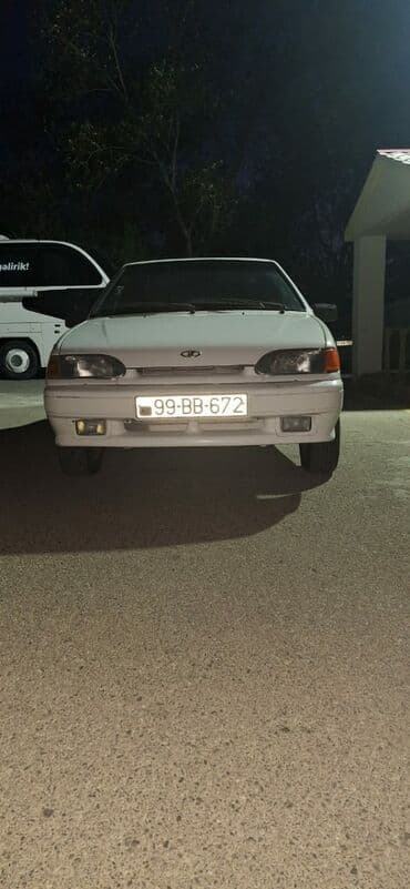 VAZ (LADA): Ağ rəngdə olan Lada sedanı. Bu avtomobil gündəlik istifadə üçün — 4