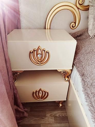Klassik üslubda, krem rəngli və qızılı detallarla işlənmiş gecə tumba