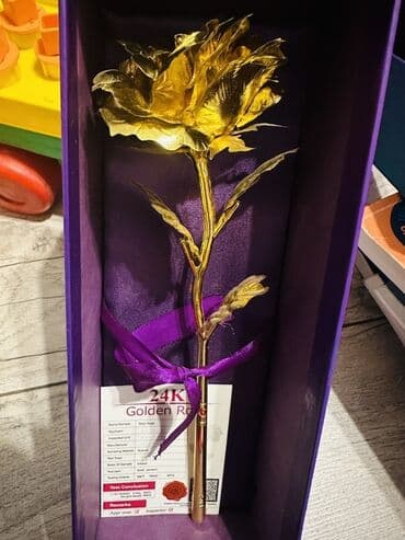 ən gözəl hədiyyələr: Bu, rəngli lentlə bəzədilmiş bənövşəyi qutuya yerləşdirilmiş gözəl — 1