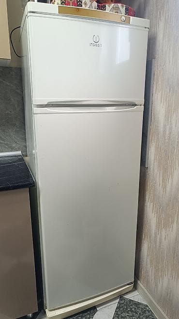 tap.az ucuz soyuducular: Indesit iki qapılı soyuducu - Rəng: ağ - Üst qapı – dondurucu bölmə — 1