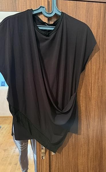 honor smart: Qara rəngli qadın bluzası - Model: asimmetrik kəsimli, ön hissədə — 2