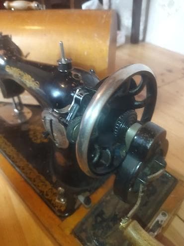 antik pullar: Məhsul: Mexaniki tikiş maşını (köhnə model, dekorativ işləmələr ilə) — 2