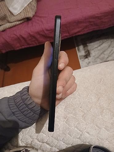 iphone 5 korpus: USB-C girişli qara korpuslu smartfon - USB‑C şarj/senkronizasiya — 7