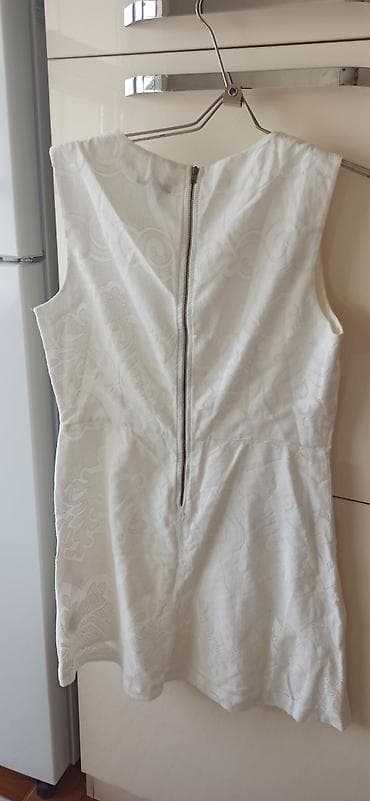 Ağ paltar,44 razmer,H&M firması,çox az geyinilib,30 manat — 3