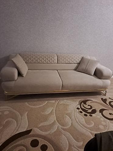 kuna mebeli: Bej rəngli müasir divan - Üslub: Minimalist, zərif xətlər; bel — 1