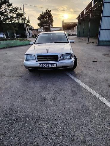 mercedes c dizel: Mercedes-Benz C‑Sinfi sedan (W202), gümüşü rəng. - Kuzov: 4 qapılı — 2