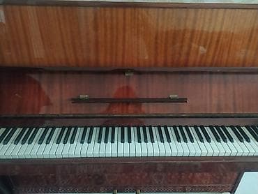 tar qabı: Upright pianino - Korpus: parlaq laklı ağac örtüyü, klassik dizayn - — 1
