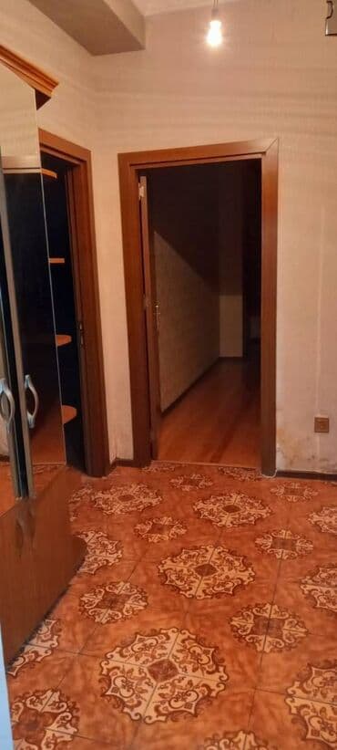 otaq yoldaşı qız: Nəsimi rayonu, Yeganə şadlıq sarayının yanında 12 mərtəbəli binanın — 9