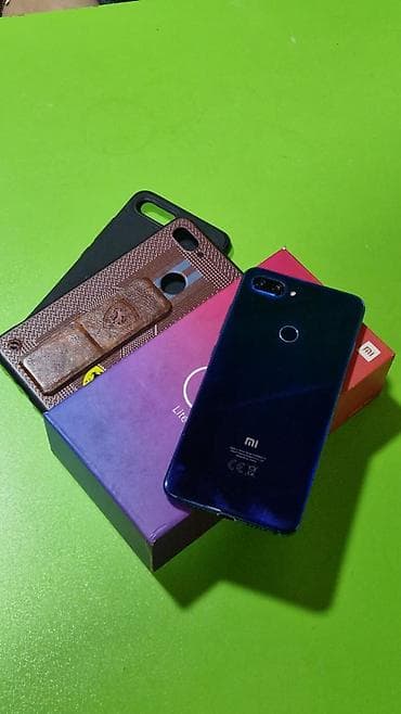 cinde 5 manatliq internet paketi: Xiaomi Mi 8 Lite, 32 GB, rəng - Göy, 
 Qırıq — 3