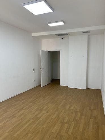 kiray: Nərimanov heykəlinin yanı. İsmayıl Qutqaşınlı küçəsində, Altes Plazada — 1
