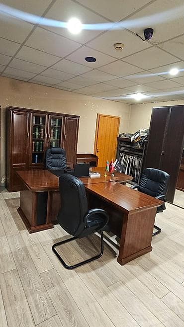 Şəkildə görünən bütün ofis mebelləri birlikdə 1500 AZN. Kreslolar
