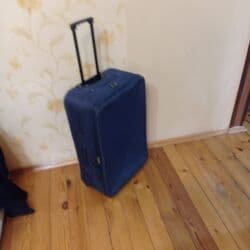 Əlcəklər: Səyahət çamadanı – böyük ölçü, təkərli və çəkilə bilən tutacaqlı. - — 2