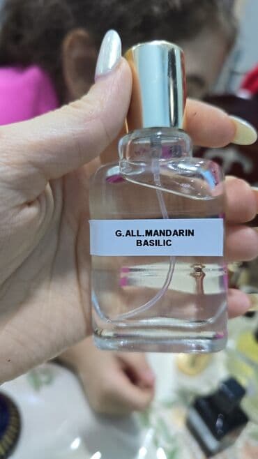 qar qiz paltari: Parfüm kolleksiyası – müxtəlif məşhur ətir kompozisiyalarının seçməsi — 4