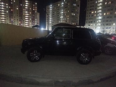niva şüşələri: LADA Niva (VAZ 2121) 3 qapılı, qara rəngli off-road SUV — 7