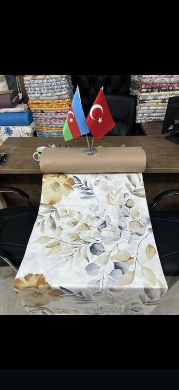 Pledlər: Müxtəlif çiçək naxışları ilə bəzədilmiş dekorativ parça rulonları. Bu — 1