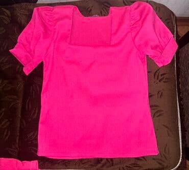 женские кофты из мериноса: Dördbucaq yaxa və qısa qollu, büzməli çiyin detalları olan çəhrayı — 1