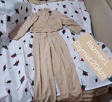 klassik qadın şalvarları: Bej rəngli iki hissəli qadın kostyumu - Üst: qısa, ikicərgəli düyməli — 1