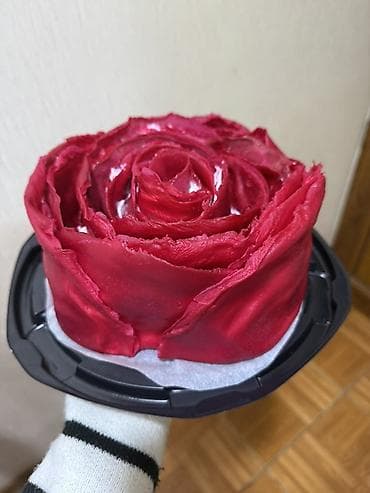 esger tort sekilleri: Qırmızı qızılgül formalı tort - Dizayn: Üst hissəsi qızılgül ləçəkləri — 2