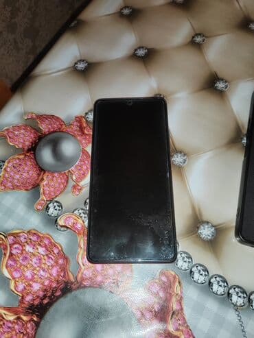 Sensorlu smartfon - Tam ekran ön panel, mərkəzdə ön kamera üçün deşik