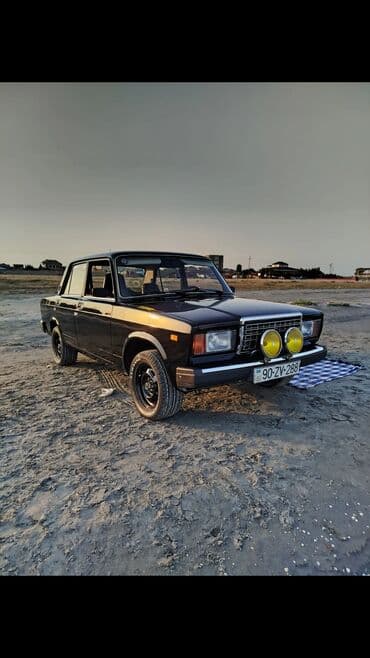 Ön hissəsində iki əlavə HELLA fənəri olan qara rəngli Lada 2107 sedan — 9