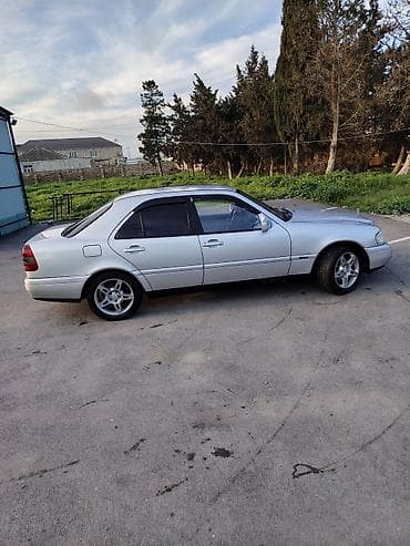 mercedes c dizel: Mercedes-Benz C‑Sinfi sedan (W202), gümüşü rəng. - Kuzov: 4 qapılı — 4