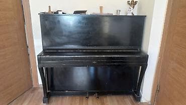 akustik gitara simi: Upright piano – klassik qara korpus, kompakt ölçülü vertikal model — 1