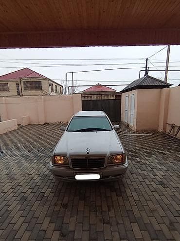 Mercedes-Benz 220: 2.2 l | 1993 il Sedan