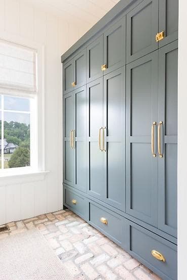 paltar asma: Ağ rəngdə, dörd qapılı dolab və oturma yeri olan dəhliz mebeli dəsti — 3