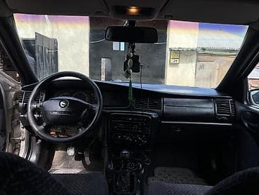 maşın 06: Opel Vectra B sedan - Gümüşü rəng, 4 qapı, arxa işıqlar və krom — 3