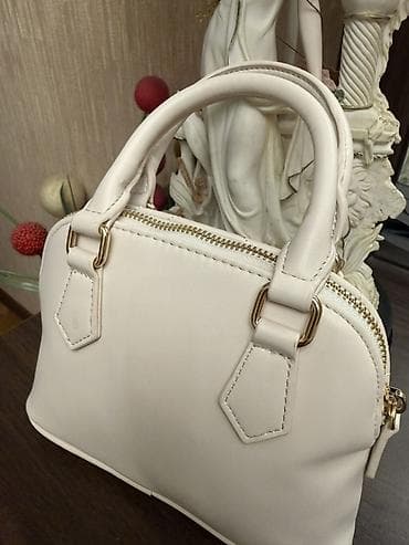 GUESS brendinin qadın çantası Original etiketli Rəng: krem (açıq bej)