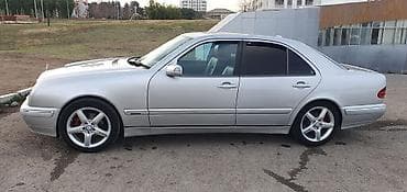 Mercedes-Benz E 240: 2.4 l | 2001 il Sedan — 10